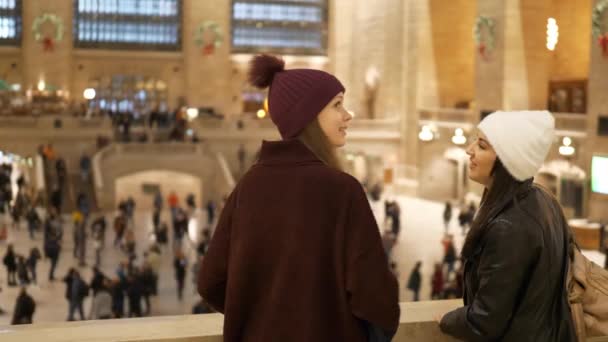 Mujeres jóvenes visitan la estación Grand Central de Nueva York — Vídeo de stock