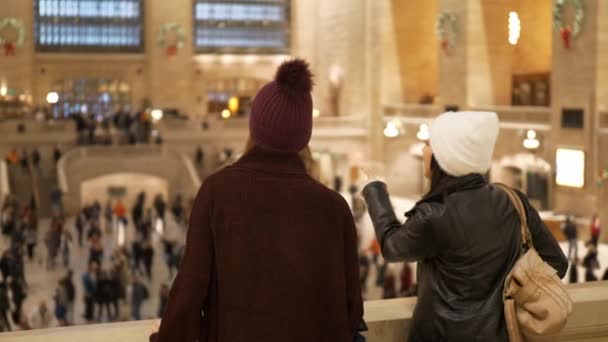 Doi prieteni călătoresc la New York pentru vizitare și se bucură de Grand Central Station — Videoclip de stoc