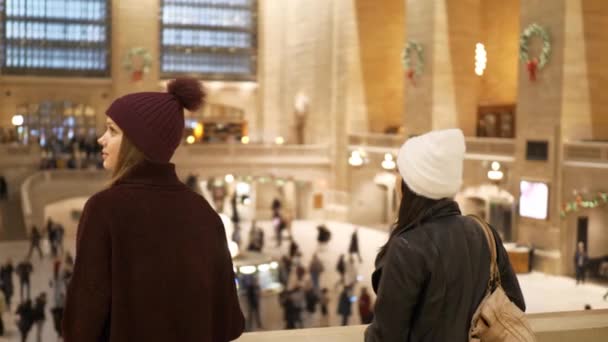 Mujeres jóvenes visitan la estación Grand Central de Nueva York — Vídeos de Stock