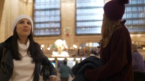 Young Women Visit Grand Central Station New York Travel Photography — Stock Video