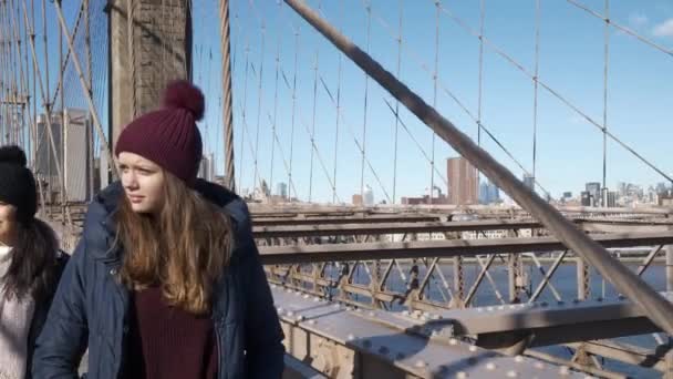 Słynny punkt orientacyjny w Nowym Jorku wspaniały Brooklyn Bridge — Wideo stockowe