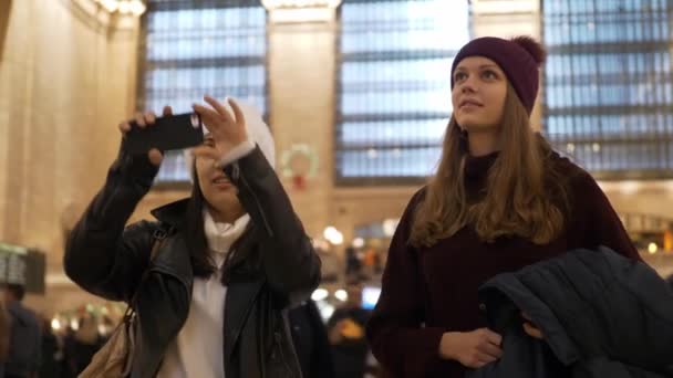 Jovens mulheres visitam a estação Grand Central de Nova York — Vídeo de Stock