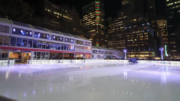 Grande rinque de gelo no Bryant Park New York — Vídeo de Stock