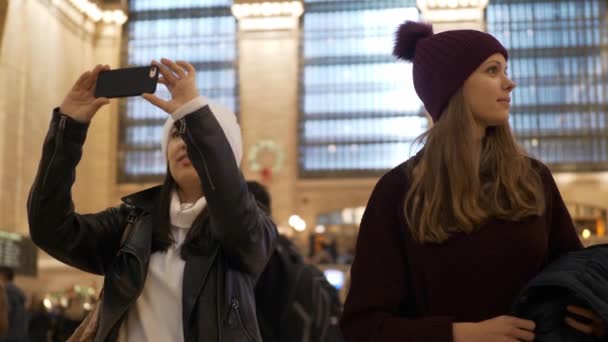 Jovens mulheres visitam a estação Grand Central de Nova York — Vídeo de Stock