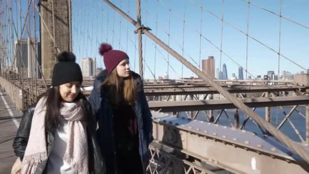 Två vänner i New York gå över de berömda Brooklyn Bridge — Stockvideo