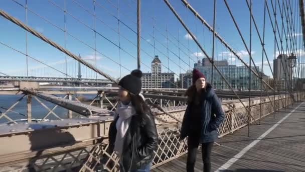 Двоє друзів у Нью-Йорку ходити по знаменитий Бруклінський міст — стокове відео