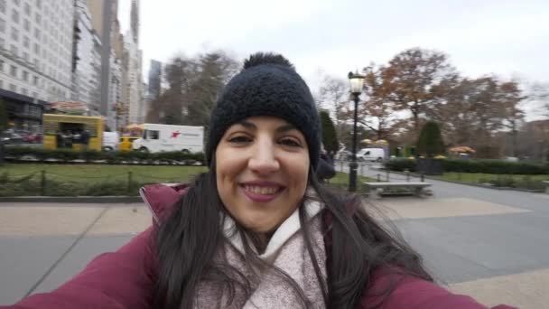 Giovane bella ragazza gira un video di selfie per le strade di New York — Video Stock