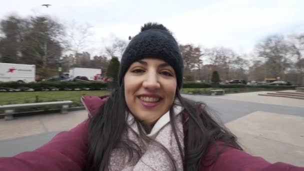 Όμορφη κοπέλα πυροβολεί μια selfie βίντεο στους δρόμους της Νέας Υόρκης — Αρχείο Βίντεο