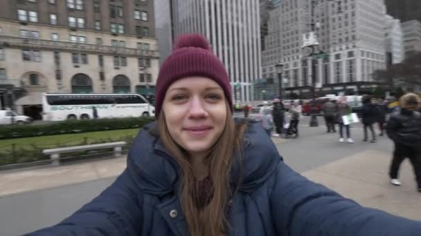Jovem menina bonita filma um vídeo selfie nas ruas de Nova York — Vídeo de Stock