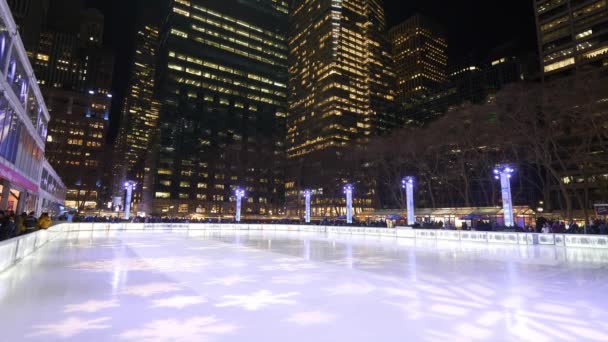 ニューヨークのブライアント ・ パークの大きなアイス スケート場 — ストック動画