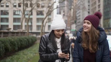 New York'a bir gezi turuna iki kız
