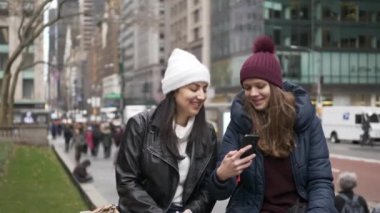 New York'a bir gezi turuna iki kız