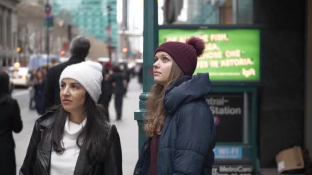 Duas meninas em um passeio turístico para Nova York — Vídeo de Stock