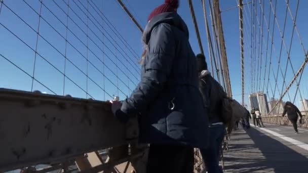 Bir yürüyüş üzerinde ünlü Brooklyn Köprüsü'nün New York manzaralı — Stok video