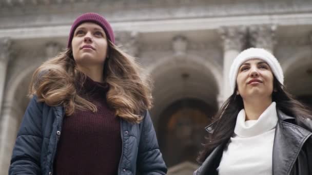 Duas meninas em um passeio turístico para Nova York — Vídeo de Stock