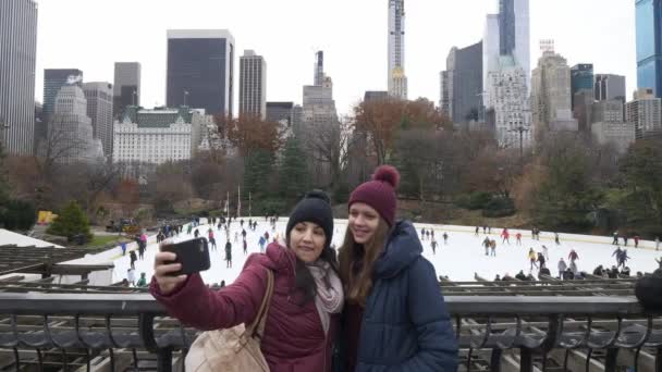 Taking a selfie at the famous Ice Rink in central Park New York — Stock Video