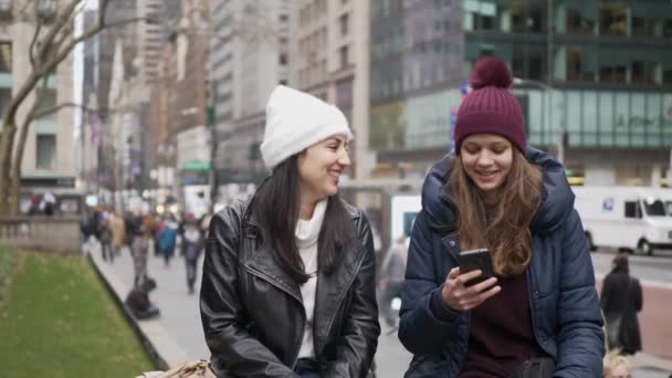 Två vänner resa till New York för sightseeing — Stockvideo