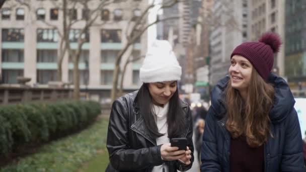 Dwie dziewczyny na wycieczkę do Nowego Jorku — Wideo stockowe