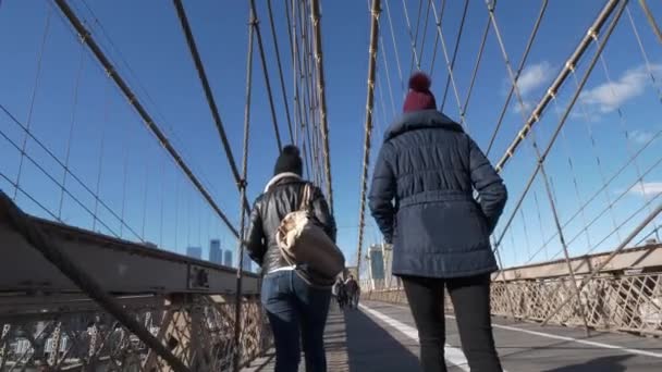 两个女孩走过纽约著名的布鲁克林大桥 — 图库视频影像