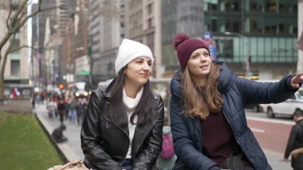 Two girls on a sightseeing tour to New York City — Stock Video