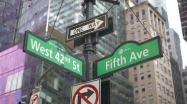New York Fifth Avenue sokak tabelası