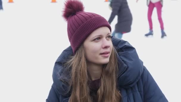 Las chicas se divierten mucho haciendo patinaje sobre hielo en el Parque Central de Nueva York — Vídeos de Stock