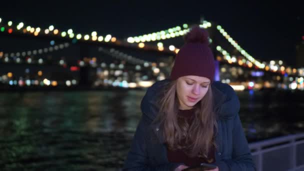 Genç Kadın Brooklyn Köprüsü Nün New York Gece Oturur Gezi — Stok video