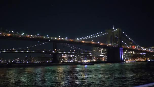 Brooklyn Köprüsü'nün New York gece — Stok video