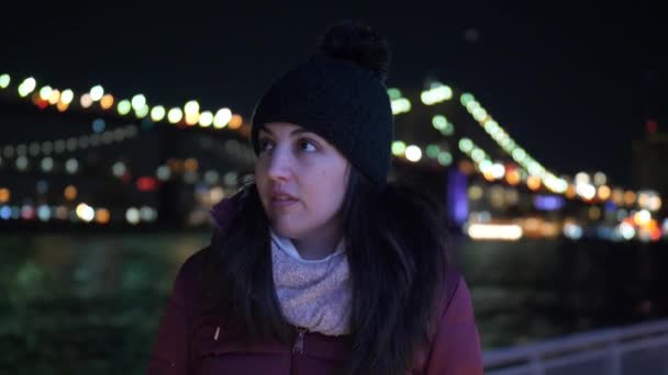 Genç kadın Brooklyn Köprüsü'nün New York gece oturur. — Stok video