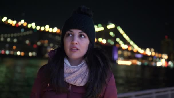Νεαρή γυναίκα κάθεται στην γέφυρα του Μπρούκλιν της Νέας Υόρκης από το βράδυ — Αρχείο Βίντεο