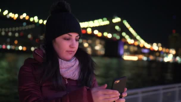 Maravilloso lugar en Nueva York el iluminado Puente de Brooklyn por la noche — Vídeo de stock