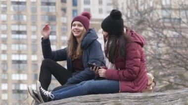 İki kız bir kaya Central Park New York'ta oturmak