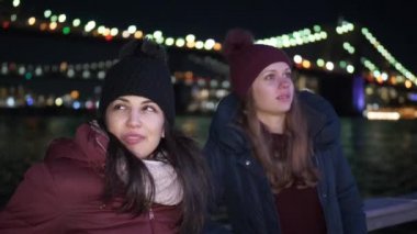 New York'ta gece ışıklı Brooklyn Köprüsü harika yer