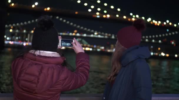 Maravilloso lugar en Nueva York el iluminado Puente de Brooklyn por la noche — Vídeo de stock