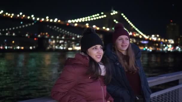 Чудовий місце в Нью-Йорку в нічний освітленій Бруклінський міст — стокове відео