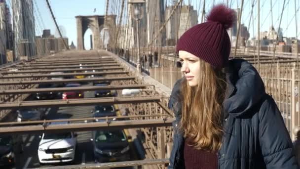 Bella ragazza gode la passeggiata sul ponte di Brooklyn New York — Video Stock