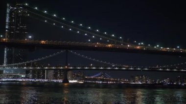 Hudson Nehri üzerinde köprüler romantik bir yer gece vardır.