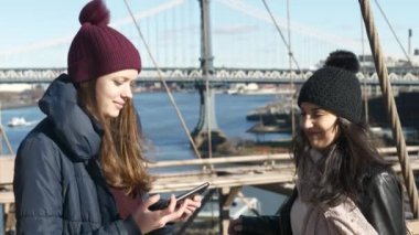 New York'ta iki arkadaş ünlü Brooklyn Köprüsü üzerinde yürümek