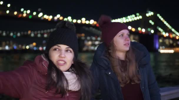 Tempat yang indah di New York Jembatan Brooklyn diterangi pada malam hari — Stok Video