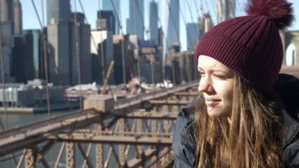 Молода жінка щаслива на Бруклінський міст в Нью-Йорку — стокове відео