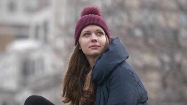 Junge Frau entspannt auf einem Felsen im Central Park New York — Stockvideo