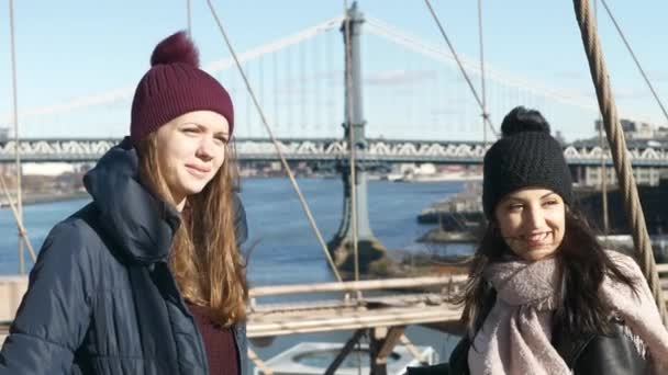 Két lány járni, mint a New York-i Brooklyn-híd — Stock videók