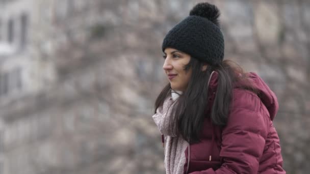 Une jeune femme se détend sur un rocher à Central Park New York — Video