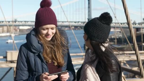 Δύο κορίτσια με τα πόδια πέρα από τη περίφημη γέφυρα του Μπρούκλιν στη Νέα Υόρκη — Αρχείο Βίντεο