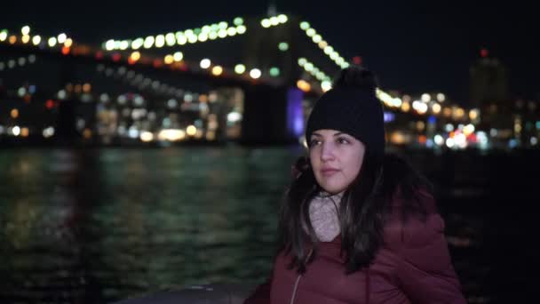 Maravilloso lugar en Nueva York por la noche el iluminado puente de Brooklyn — Vídeo de stock
