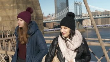 İki kız New York'ta ünlü Brooklyn Köprüsü üzerinde yürümek