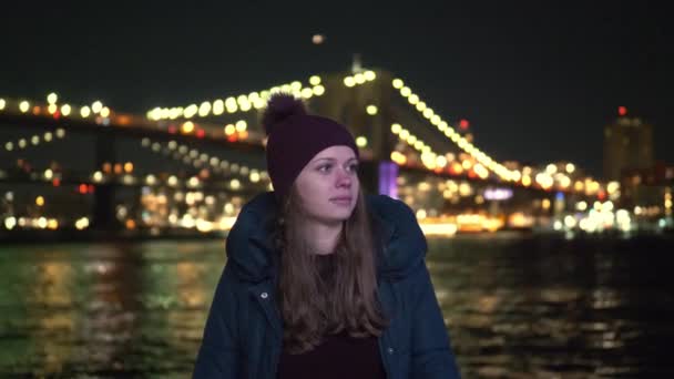 Прекрасное Место Нью Йорке Освещенный Бруклинский Мост Ночью Фотографии Путешествий — стоковое видео