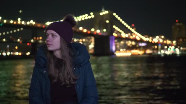 Wonderful place in New York at night the illuminated Brooklyn Bridge — Stock Video