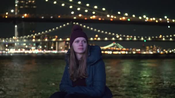 Desfrutando de um tempo maravilhoso em Nova York na Brooklyn Bridge à noite — Vídeo de Stock