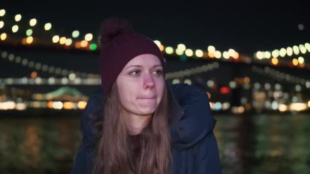 Portrait d'une jeune femme au Brooklyn Bridge la nuit — Video